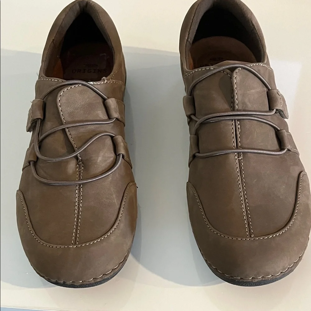 Earth Origins Taupe Leather Flats. Size 9.5 Casual,‎ Comfort.